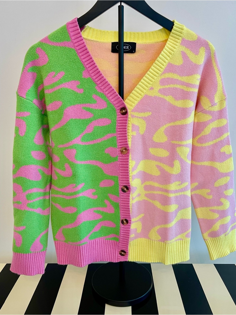 Cider Colorful Two-Tone Pink & Green Patterned V-Neck Cardigan